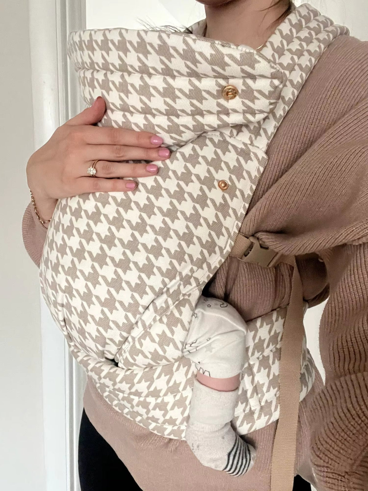 Comment savoir si bébé est bien installé dans son porte-bébé ? La checklist de sécurité