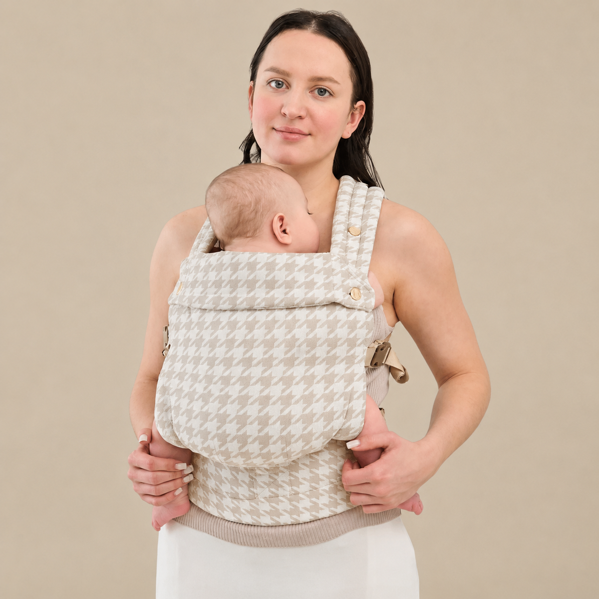 Porte-bébé ou écharpe de portage : avantages, inconvénients et lequel choisir ?